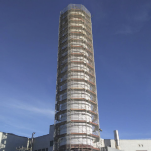 Projeto montado de andaimes multidirecionais ao redor de uma torre.