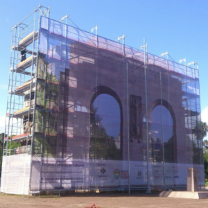 Andaimes usados para restauração de monumento expedicionário em Porto Alegre - RS.