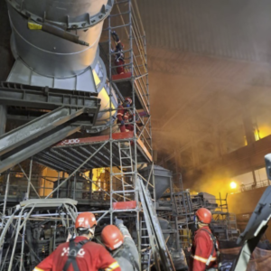 Escoramento de duto feito por andaimes multidirecionais dentro de uma planta industrial.