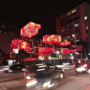 Andaimes utilizados como expressão artística para anunciar evento. Utilização de led na estrutura modular.