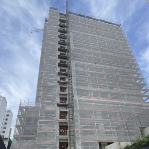 Andaime fachadeiro fazendo a proteção de uma obra de construção civil.
