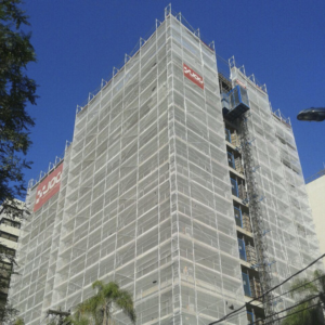 Andaime fachadeiro fazendo a proteção de uma obra da construção civil.