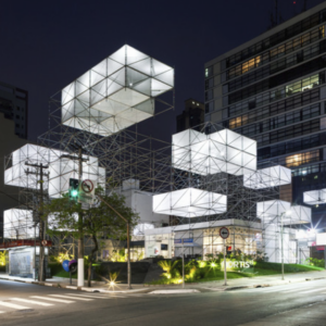 Andaimes utilizados como expressão artística para anunciar evento. Utilização de led na estrutura modular.
