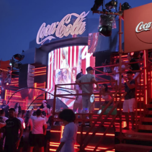 Andaimes utilizados para montar arquibancada e estrutura de estande da Coca Cola no Planeta Atlântida.