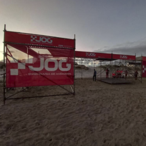 Estrutura de andaime montada para o evento Paleta Atlântida na praia.